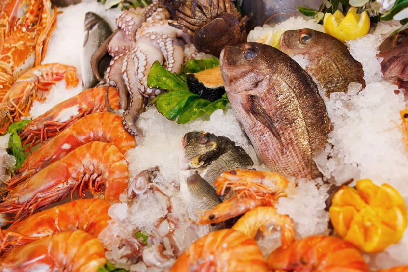 Camarões e peixes congelados